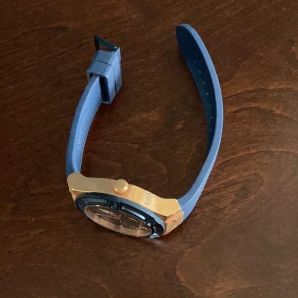 Guess Steel Watch - Picture 2 of 3